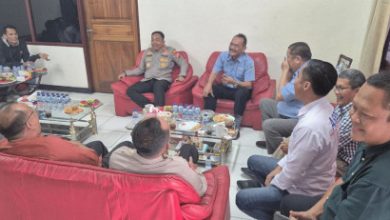 Kapolres Serang, AKBP Andri Kurniawan ngeriung bersama buruh ASPSB Kabupaten Serang. Foto Yono