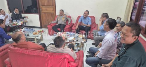Kapolres Serang, AKBP Andri Kurniawan ngeriung bersama buruh ASPSB Kabupaten Serang. Foto Yono