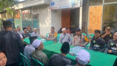 Kapolres Serang, AKBP Condro Sasongko ngariung bersama Majeilis Talim Darul Kolot Cikande. Foto Yono