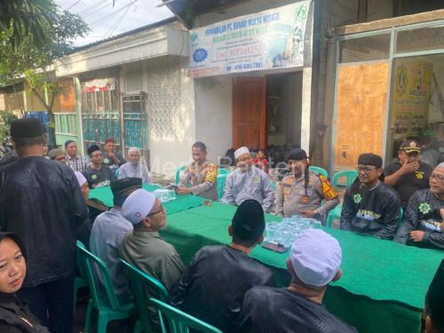 Kapolres Serang, AKBP Condro Sasongko ngariung bersama Majeilis Talim Darul Kolot Cikande. Foto Yono