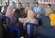 Kapolres Serang, AKBP Condro Sasongko sedang ngariung dengan warga Taman Ciruas Permai. Foto: Yono