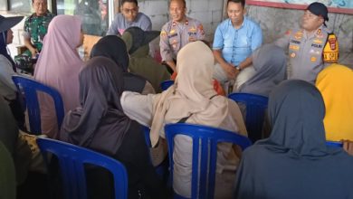 Kapolres Serang, AKBP Condro Sasongko sedang ngariung dengan warga Taman Ciruas Permai. Foto: Yono