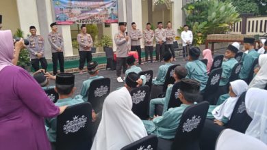 Kapolres Serang, AKBP Condro Sasongko buka puasa bersama anak yatim. Foto: Yono