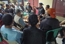 Kapolres Serang, AKBP Condrdo Sasongko ngobrong bareng denagn pengojek pangkalan. Foto: Yono