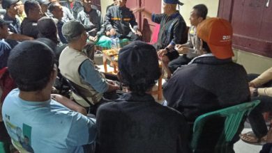 Kapolres Serang, AKBP Condrdo Sasongko ngobrong bareng denagn pengojek pangkalan. Foto: Yono