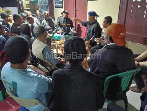 Kapolres Serang, AKBP Condrdo Sasongko ngobrong bareng denagn pengojek pangkalan. Foto: Yono