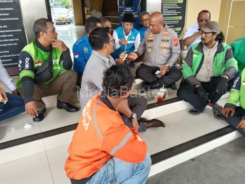 Kapolres Serang, AKBP Condro Sasongko kedatangan pengemudi Ojol jelang serang terima jabata Kapolres. Foto Yono