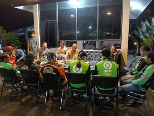 Kapolres Serang, AKBP Condro Sasongko bersama komunitas ojek online. Foto: Yono