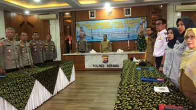 Kapolres Serang, AKBP Andri Kurniawan mengikuti zoom meeting persiapan Operasi Ketupat 2025. Foto Yono