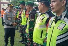 Kapolres Serang, AKBP Andri Kurniawan memeriksa pasukan gabungan dalam Operasi Ketupat 2026. Foto Yono