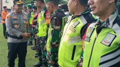 Kapolres Serang, AKBP Andri Kurniawan memeriksa pasukan gabungan dalam Operasi Ketupat 2026. Foto Yono