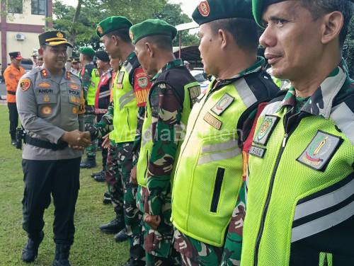 Kapolres Serang, AKBP Andri Kurniawan memeriksa pasukan gabungan dalam Operasi Ketupat 2026. Foto Yono