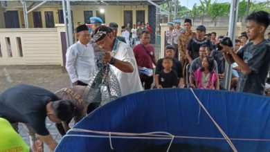 Kapolres Serang, AKBP Condro Sasongko panen ikan lele. Foto: Yono