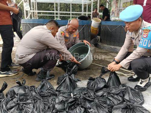 Kapolres Serang, AKBP Condro Sasongko tengah panen ikan lele di Mapolsek Cikande. Foto: Yono