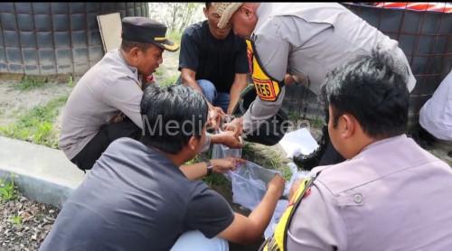 Kapolres Serang, AKBP Condro Sasongko ikut panen pembesaran ikan lele. Foto: Yono