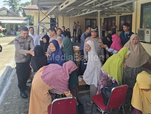 Kapolres Serang, AKBP Condro Sasongko panen ikan lele dan membagikannya di Mapolsek Cikande. Foto: Yono