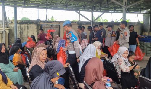 Suasana cerita panen raya lele di Tegal Maja bersama Kapolres Serang, AKBP Condro Sasongko. foto: Yono