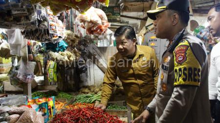 Kapolres Sernag, AKBP Wiwin Setiawan kunjungi Pasar Ciruas. foto: Yono