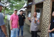 Kapolres Serang, AKBP Condro Sasongko tengah memeriksa lokasi bazar murah. Foto: Yono