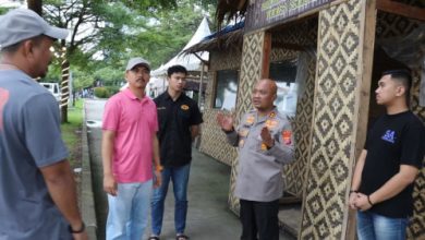 Kapolres Serang, AKBP Condro Sasongko tengah memeriksa lokasi bazar murah. Foto: Yono