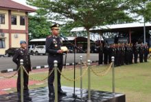 Kapolres Serang, AKBP Andri Kurniawan memimpin upacara. Foto Yono