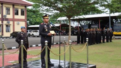 Kapolres Serang, AKBP Andri Kurniawan memimpin upacara. Foto Yono