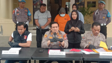 Kapolres Serang, AKBP Yudha Satria dalam jumpa pers pekerja migran. Foto: Yono