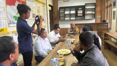 Kapolres Serang, AKBP Condro Sasongko menyaksikan tangisan 3 pelajar SMP di Kota Serang yang minta maaf ke orangtuanya. Foto: Yono