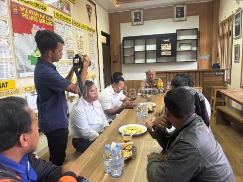 Kapolres Serang, AKBP Condro Sasongko menyaksikan tangisan 3 pelajar SMP di Kota Serang yang minta maaf ke orangtuanya. Foto: Yono