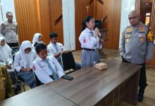 Kapolres Serang, AKBP Condro Sasongko berbincang dengan pelajar SMKN 1 Ciruas. Foto: Yono