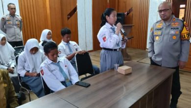 Kapolres Serang, AKBP Condro Sasongko berbincang dengan pelajar SMKN 1 Ciruas. Foto: Yono