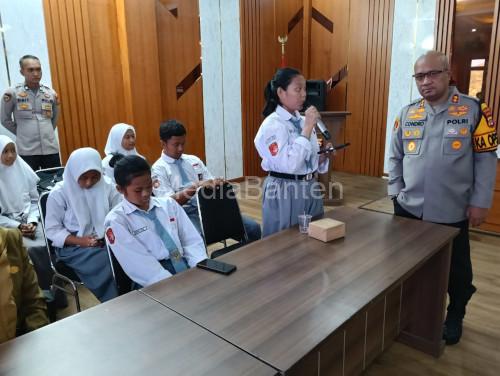 Kapolres Serang, AKBP Condro Sasongko berbincang dengan pelajar SMKN 1 Ciruas. Foto: Yono