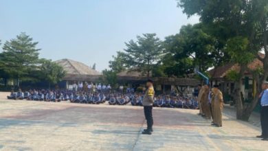 Mengantisipasi pelajar unjuk rasa, Polres Serang mendatangi sekolah-sekolah agar tidak ikut berdemo. Foto: Yono