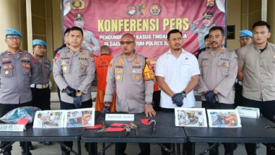 Kapolres Serang, AKBP Condro Sasongko dalam sebuah konferensi pers. Foto: Yono