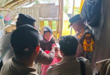 Kapolres Serang, AKBP Condro Sasongko berikan santunan ke pemilik rumah yang roboh di Carenang. Foto: Yono