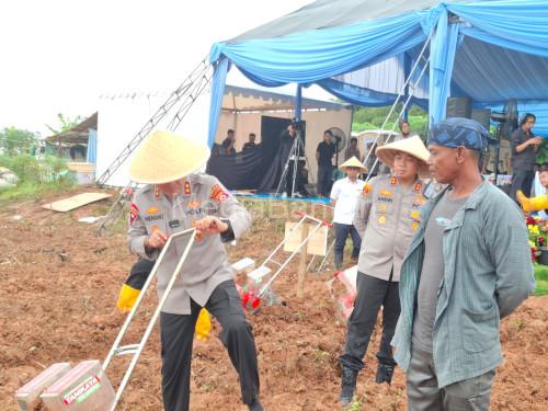 Kapolres Serang, AKBP Andri Kurniawan dampingi Kapolda Banten Irjen Pol Hengki lakukan penanaman jagung. Foto Yono