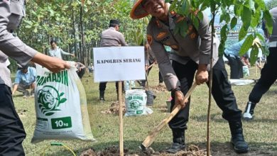 Kapolres Serang, AKBP Andri Kurniawan lakukan penanaman pohon. Foto Yono