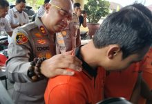 Kapolres Serang, AKBP Condro Sasongko bersama tersangka. Foto: Yono