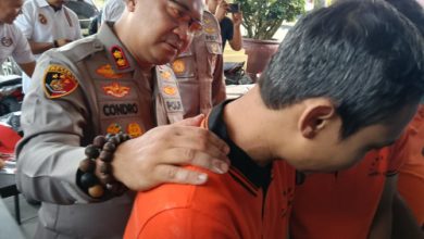 Kapolres Serang, AKBP Condro Sasongko bersama tersangka. Foto: Yono