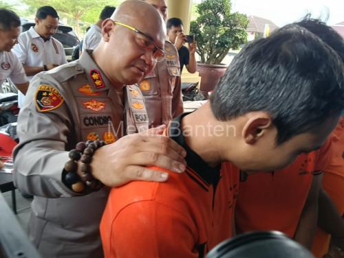 Kapolres Serang, AKBP Condro Sasongko bersama tersangka. Foto: Yono