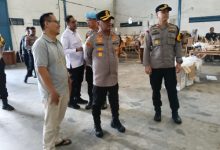 Kapolres Serang, AKBP Condro Sasongko lakukan pengecekan logistik PSU Pilkada Kabupaten Serang. Foto: Yono