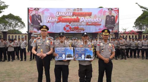 Kapolres Serang, AKBP Moehamad Probandono Bobby Danuardi berangkat 2 Bhabinkamtibmas tunaikan ibadah umrah. foto Yono