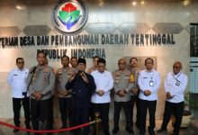 Kapolres Serang, AKBP Codro Sasongko menerima penghargaan dari Mendes PDT soal pelaksanaan tugas berdampak ke masyarakat desa. Foto: Yono