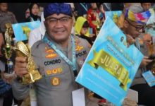 Kapolres Serang, AKBP Condro Sasongko menerima penghargaan juara 3 lomba ketahanan pangan. Foto: Yono