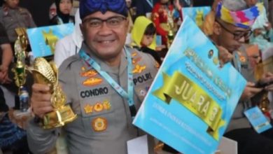Kapolres Serang, AKBP Condro Sasongko menerima penghargaan juara 3 lomba ketahanan pangan. Foto: Yono