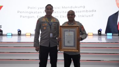 Kapolres Serang, AKBP Condro Sasongko bersama Kapolda Banten, Irjen Pol Suyudi Ario Seto ketika menerima penghargaan pelayanan prima dari Kapolri. Foto: Yono