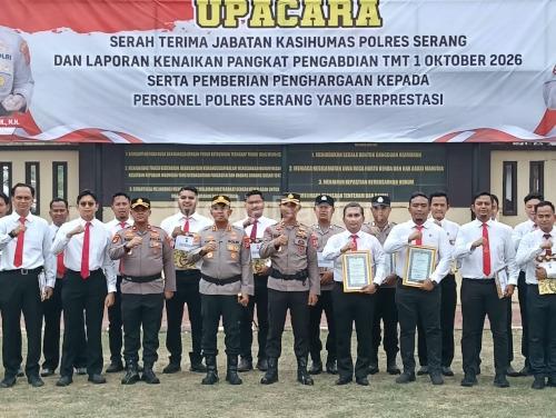 Kapolres Serang, AKBP Andri Kurniawan berikan penghargaan. foto: Yono