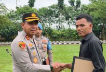 Kapolres Serang, AKBP Andri Kurniawan memberikan penghargaan ke Muhammad Nawawi yang menyelamatakan anak kecil tenggelam di Sungai Durian. Foto Yono