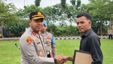 Kapolres Serang, AKBP Andri Kurniawan memberikan penghargaan ke Muhammad Nawawi yang menyelamatakan anak kecil tenggelam di Sungai Durian. Foto Yono