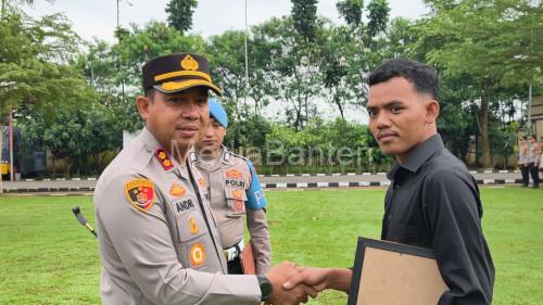 Kapolres Serang, AKBP Andri Kurniawan memberikan penghargaan ke Muhammad Nawawi yang menyelamatakan anak kecil tenggelam di Sungai Durian. Foto Yono